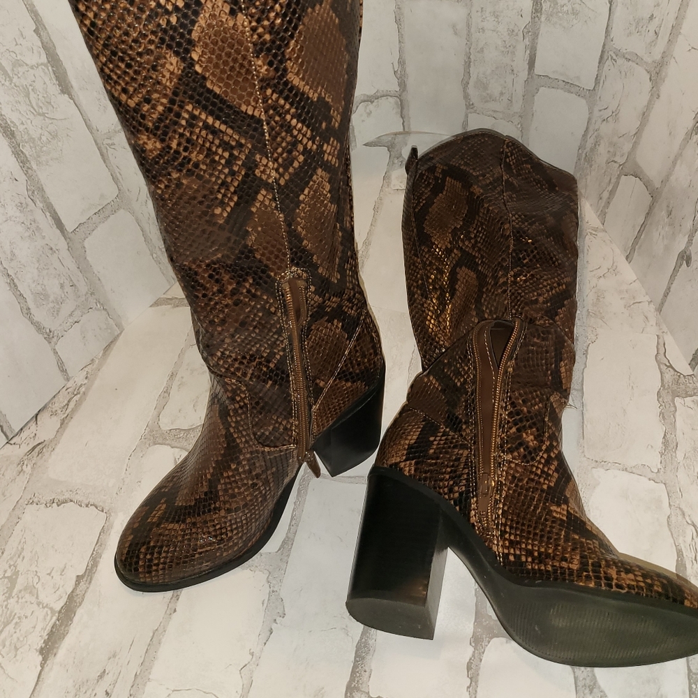 Boots brown snakeskin size 6